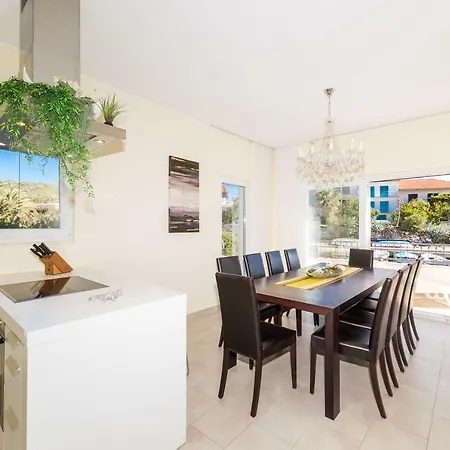 Villa Tipa 1 *